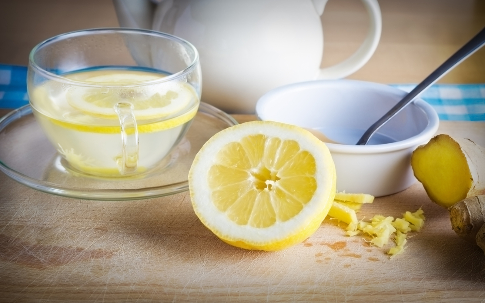 Вода с лимоном понижает. Лимонная вода. Вода с лимоном. Сок лимона. Чай с лимоном и имбирем.