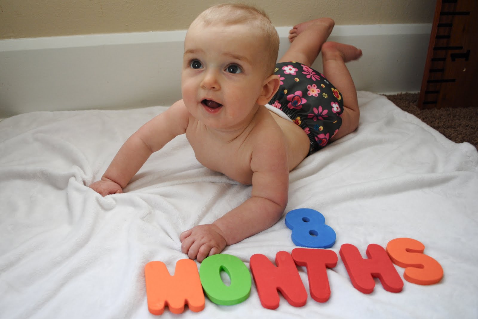 8 месяц название. 8 Месяцев ребенку. 8 Месячный ребенок. Восьмимесячный ребенок фото. Детки 8 месяцев.