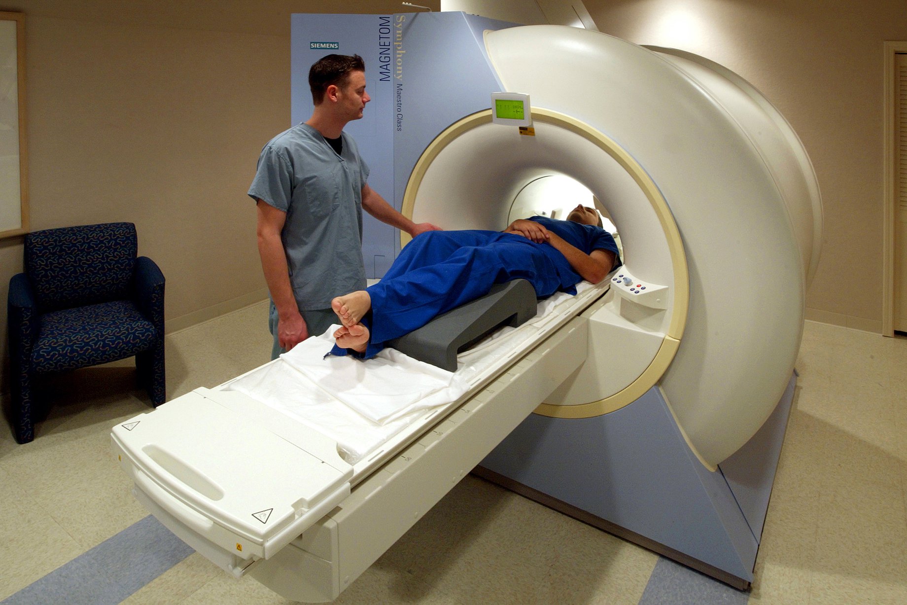 Где можно сделать мрт. Магнито-резонансная томография головного мозга. Что такое полуоткрытый мрт томограф. Мрт томограф изнутри. Magnetic Resonance Imaging (MRI).