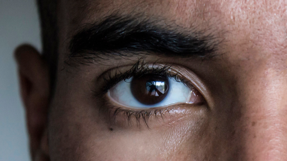 Глаза реально. Черные глаза мужские. Темные глаза мужские. Глаз человека мужской. Люди с чёрными глазами.