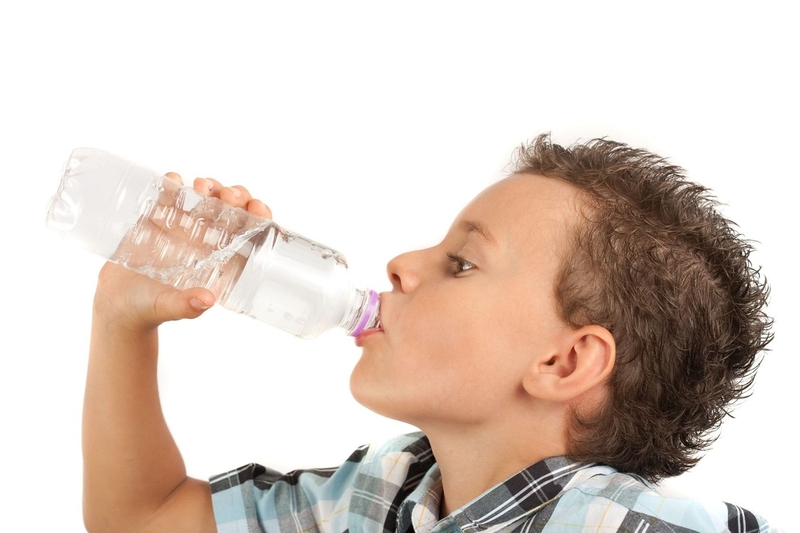 Подросток много пьет. Повышенная жажда. Жажда у детей. Пить много воды. Обильное питье.