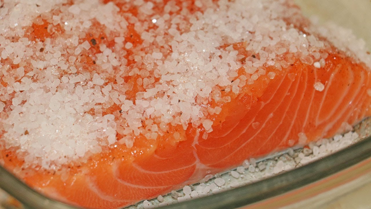 Форель соленая можно заморозить. Форель соленая. Семга в соли. Как засолить рыбу лосось. Засолить рыбу форель.