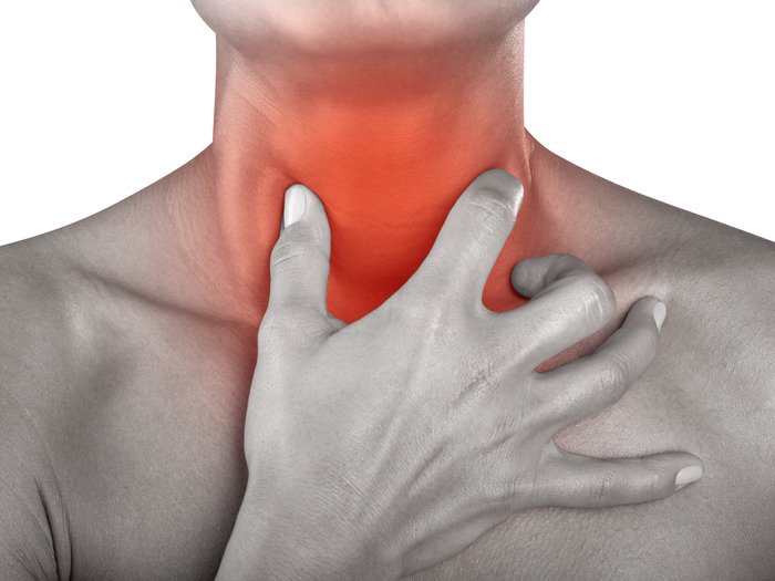 При сильных болях в горле молоко обволакивает миндалины, снижая першение и боль, поддерживает больной организм