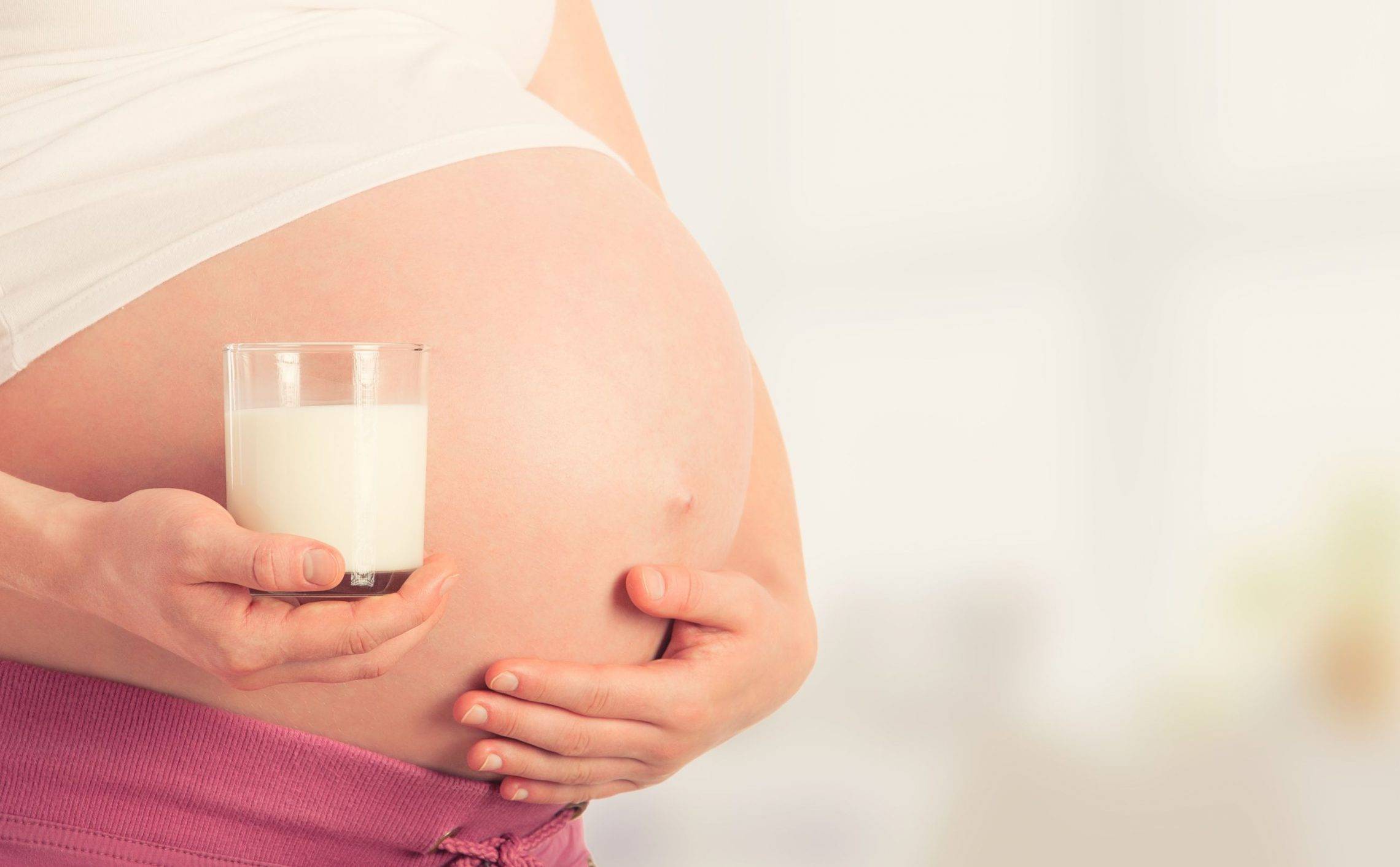 Пьют ли молоко при изжоге. Молоко для беременных. Беременные с молоком.