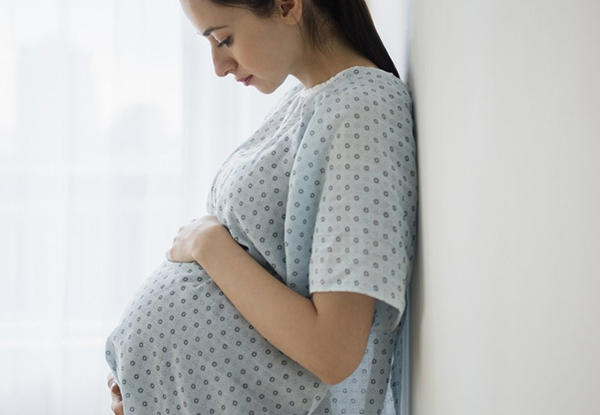 Беременная в больнице держится за живот