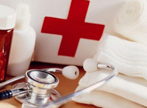 медицинский красный крест, лекарства и стетоскоп