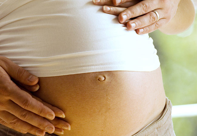 Беременность боли выше пупка. Пупок беременной женщины. Женские животики и пупочки беременных. Живот беременныхпуплк.