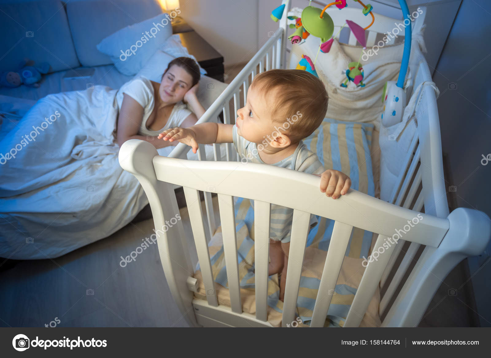 Малыш в кроватке ночью