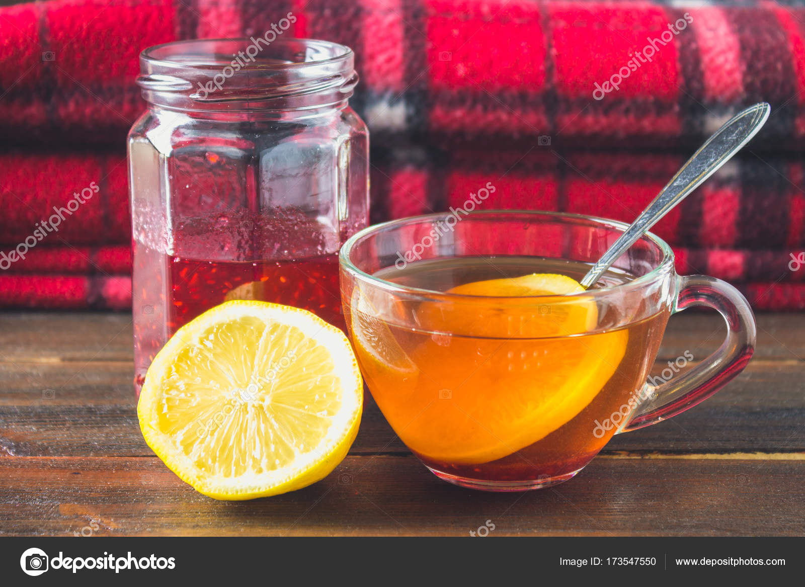 Заболел чай. Малиновый чай. Чай с малиной и лимоном. Чай с лимоном и малиновым вареньем. Чай с малиной и лекарства.