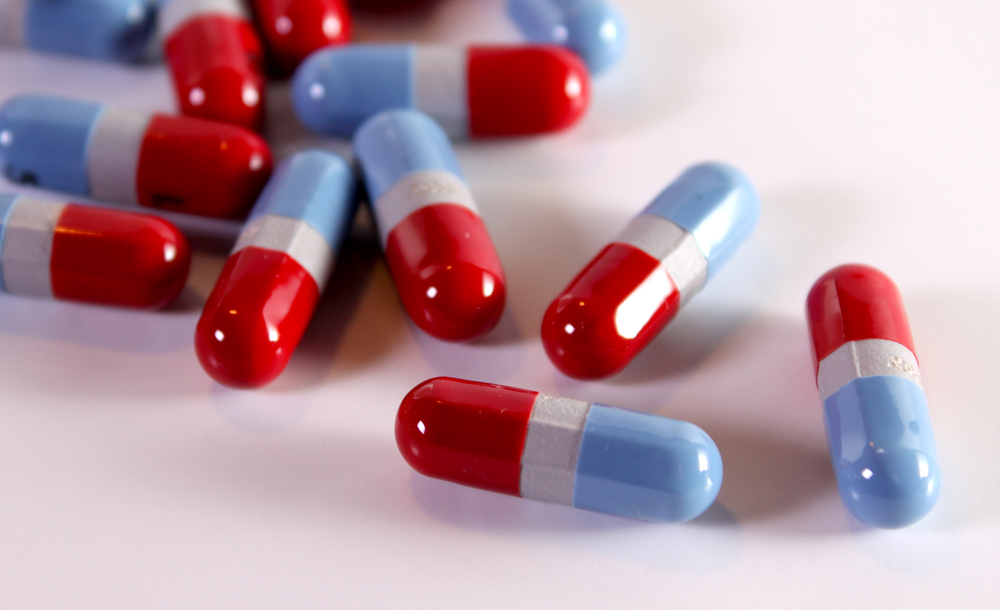 Можно ли антибиотики и противовирусные вместе. Антибиотики. Антибиотик синий. Антибиотик синие таблетки. Антибиотики синего и красного цвета.