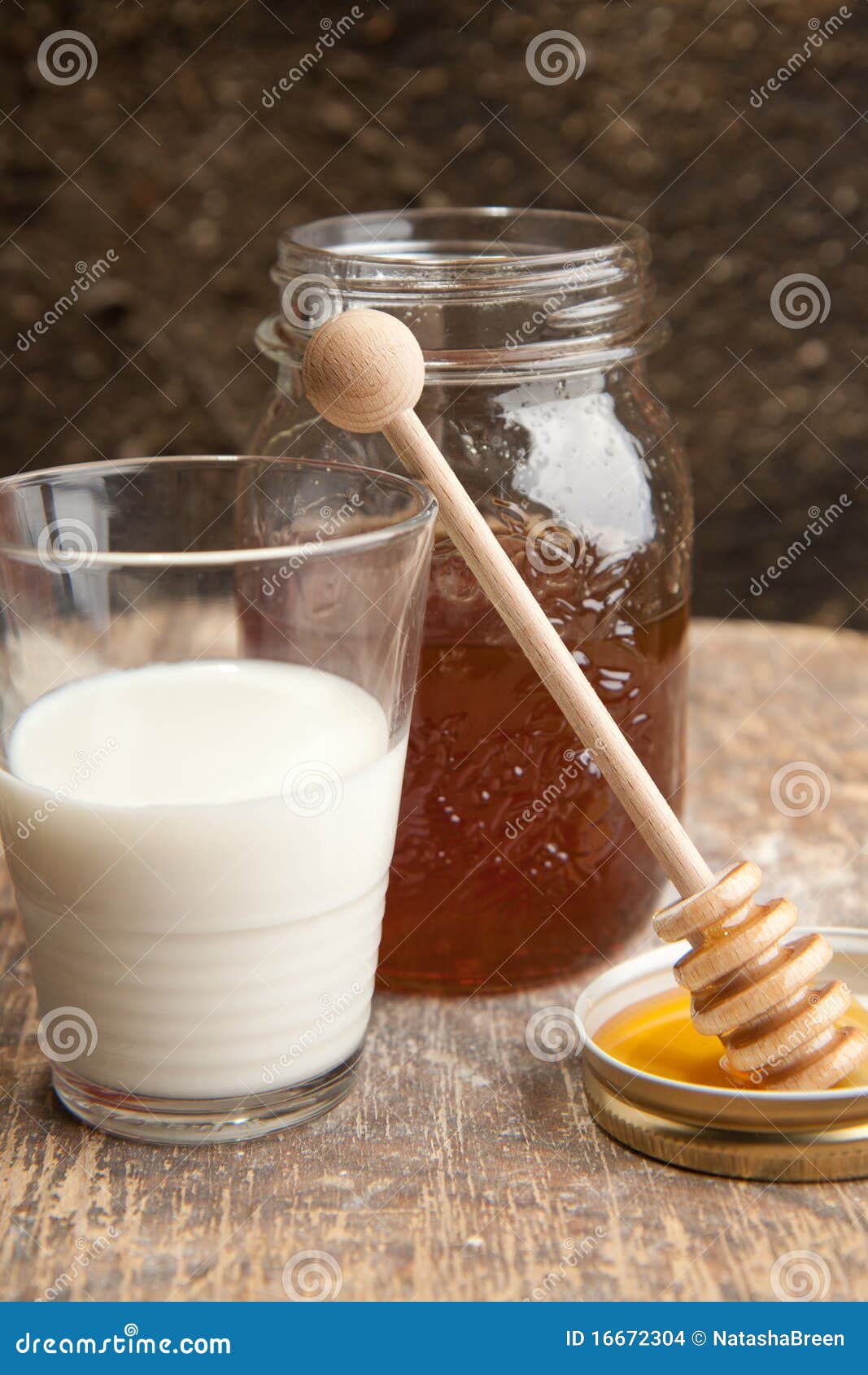 Молоко мед и масло пить. Молоко и мед. Молоко с мёдом от кашля. Молоко с прополисом и медом. Народные средства с молоком медом.