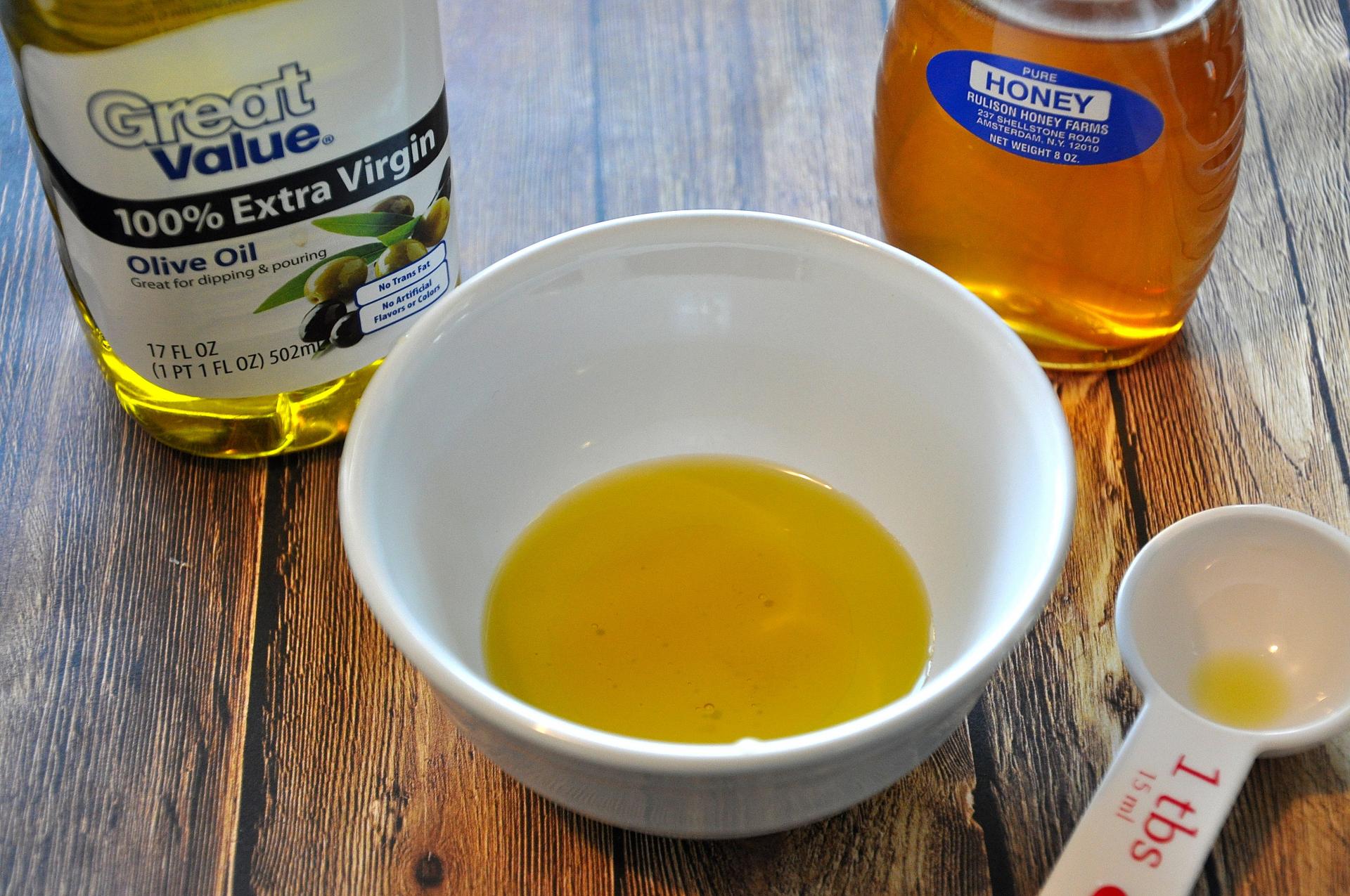 Рецепт медового масла. Оливковое масло и мед. Маска для волос с медом и оливковым маслом. Мед с маслом. Мед с оливковым маслом от кашля.