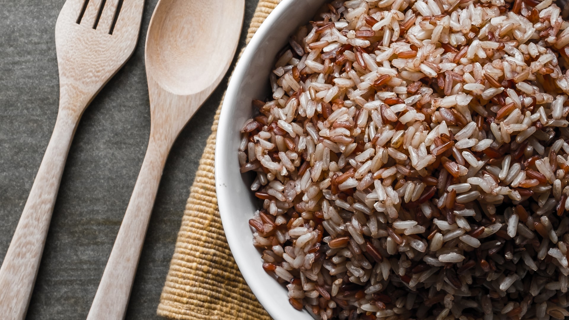 Рис и бурый рис разница. Бурый рис. Бурый рис для похудения. Дикий рис для похудения. Бурый рис на воде.