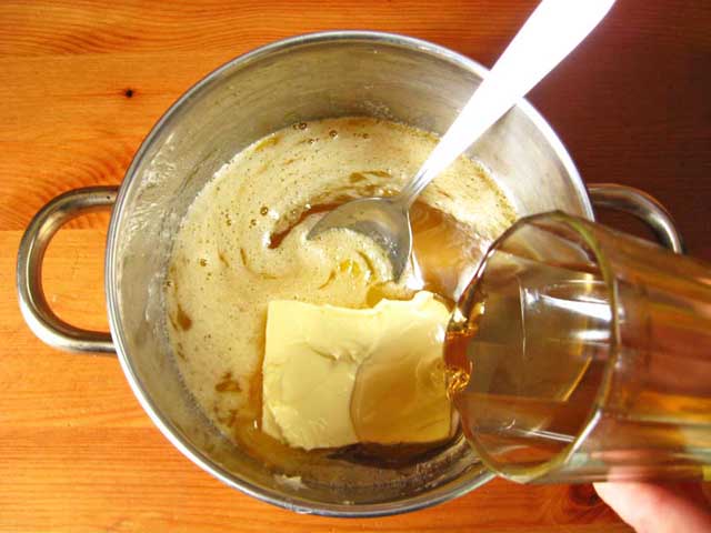 От кашля сливочное масло мед рецепт. Молоко и мед. Молоко мед и сливочное масло. Сливочное масло с медом. Молоко с маслом.