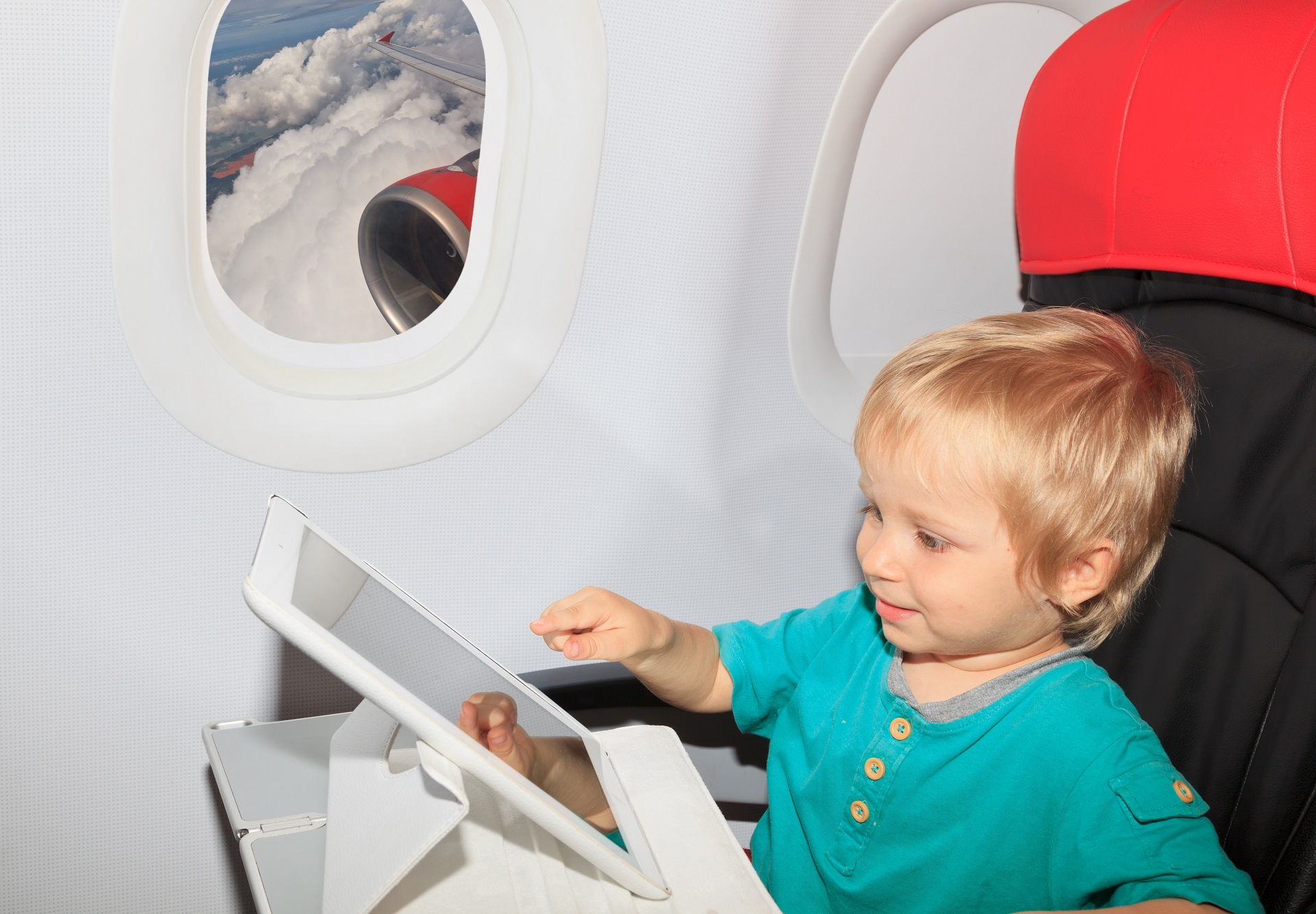 Что можно ребенку в самолет. Самолет для детей. Развлечения в самолете для детей. Укачало в самолете. Ребенка укачивает в самолете.