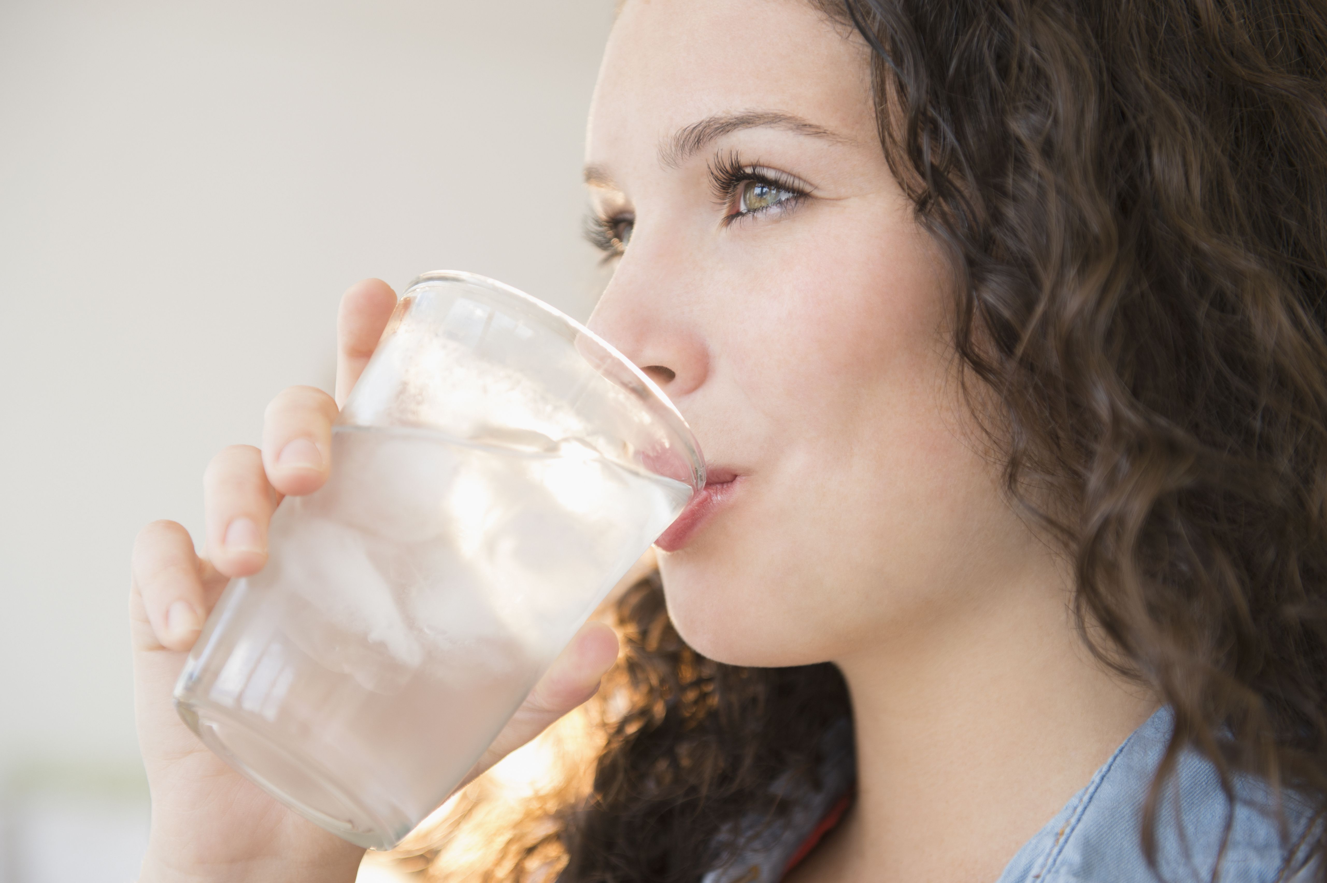 Сода во рту держать. Питье воды. Девушка пьет воду. Стакан воды. Девушка пьет воду из стакана.
